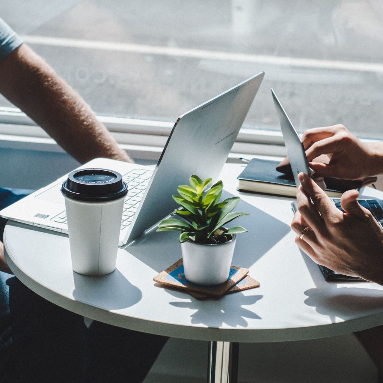 To personer med laptop på lite bord